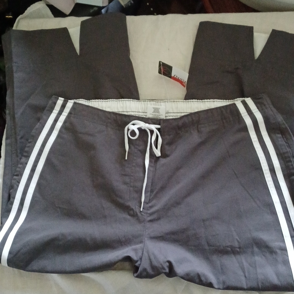 Danskins Gray/white strip capris size large (12/14)